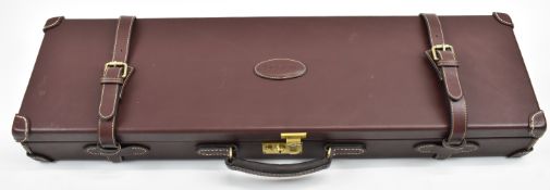 Guardian leather bound shotgun carry case with felt lined fitted interior, 83x25x10cm.