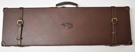 Guardian leather bound shotgun carry case with felt lined fitted interior, 91.5x25x10cm.