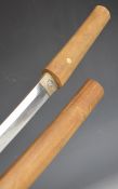 Japanese short sword with plain wooden grip, crossed leaf / feather motif to habaki, 62cm curved