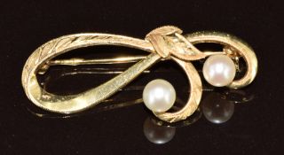 Mikimoto 14k gold brooch set with two pearls, 3.8g, 3.7cm