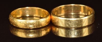 A 22ct gold wedding band / ring (3.5g, size J) and an 18ct gold wedding band / ring (3.4g, size O)