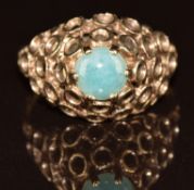 A 9ct gold ring set with agate in a pierced setting, 2.7g, size M