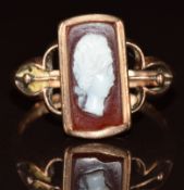 A 9ct rose gold ring set with an agate cameo, Birmingham 1912, 3.8g, size T
