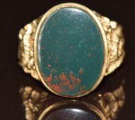 A 9ct gold ring set with bloodstone, 5.2g, size J