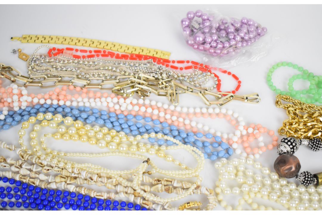 A collection of costume jewellery including beaded necklaces, pearl earrings, pheasant brooch, - Image 7 of 9