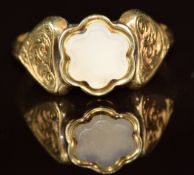 Victorian yellow metal ring set with chalcedony, with engraved shoulders, 2.1g, size I