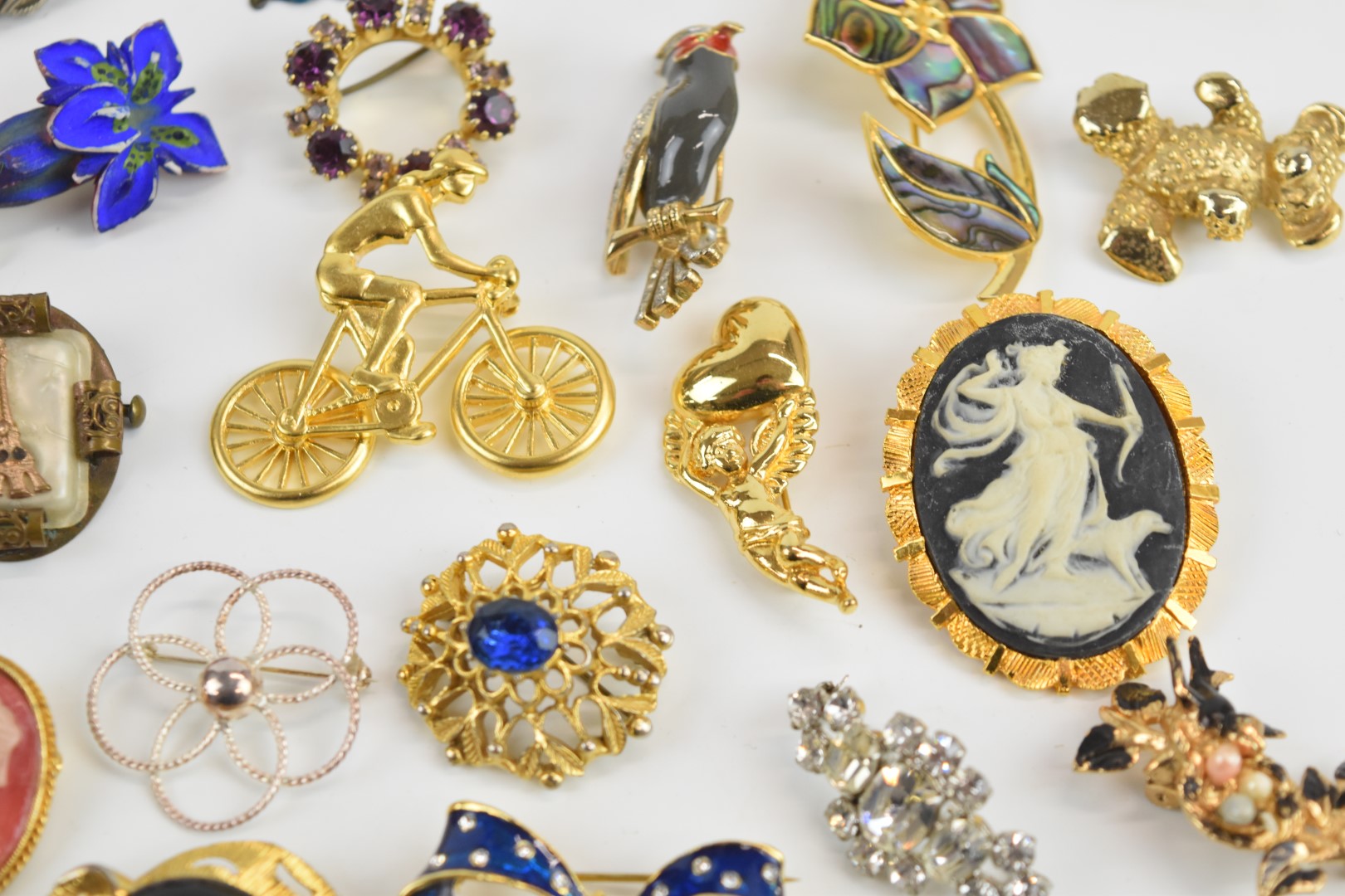 A collection of vintage brooches including agate, two silver filigree, silver set with onyx, - Image 8 of 9