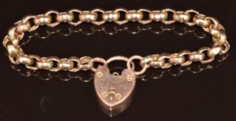 A 9ct gold bracelet made up of oval faceted links with 9ct gold heart padlock clasp, 15.5g, 16cm