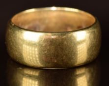 An 18ct gold wedding band / ring, 7.2g, size K