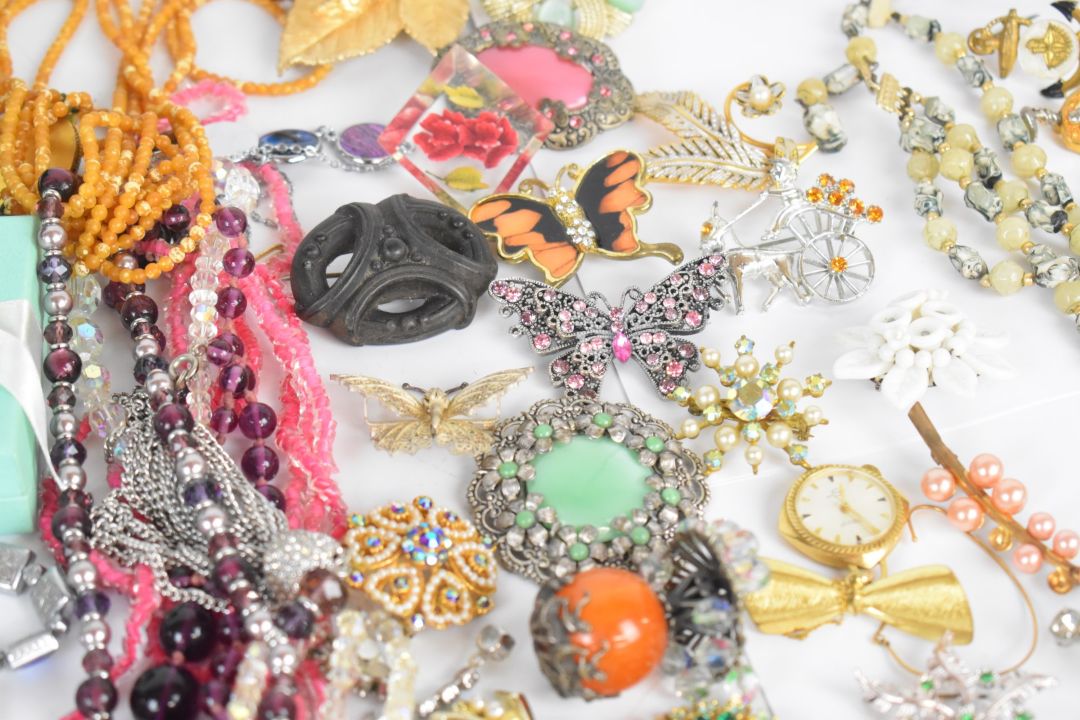 A collection of jewellery including vintage beads, bangles, watches and brooches including Sarah - Image 14 of 14