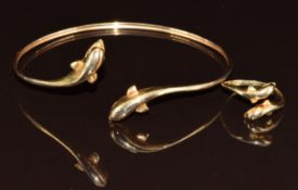A 14k gold bangle and ring, both in the form of a dolphin, 10.2g, size M