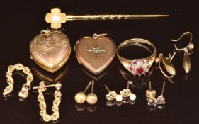 A 9ct gold stick pin, 9ct gold ring, two pairs of 9ct gold earrings, broken 9ct gold earrings (6.5g)