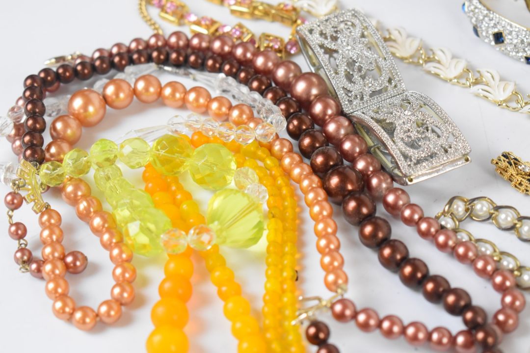 A collection of jewellery including vintage beads, bangles, watches and brooches including Sarah - Image 12 of 14
