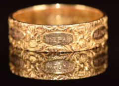 A 15ct gold ring with oval cartouches engraved 'Mizpah' to each with embossed floral decoration,3.
