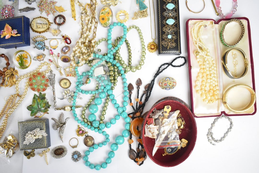 A collection of jewellery including vintage beads, bangles, watches and brooches including Sarah - Image 5 of 14