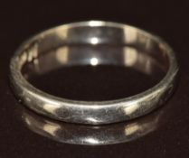 An 18ct white gold wedding band / ring, 2.5g, size M