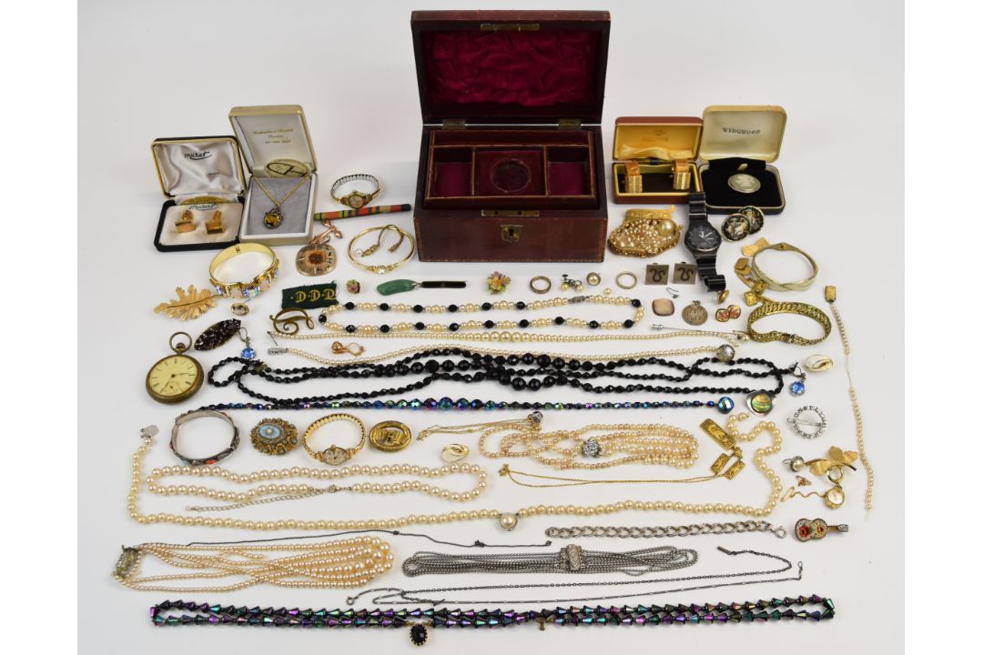 A collection of costume jewellery including brooches, beads, Toledo, Wedgwood brooch, 9ct gold and - Image 1 of 5