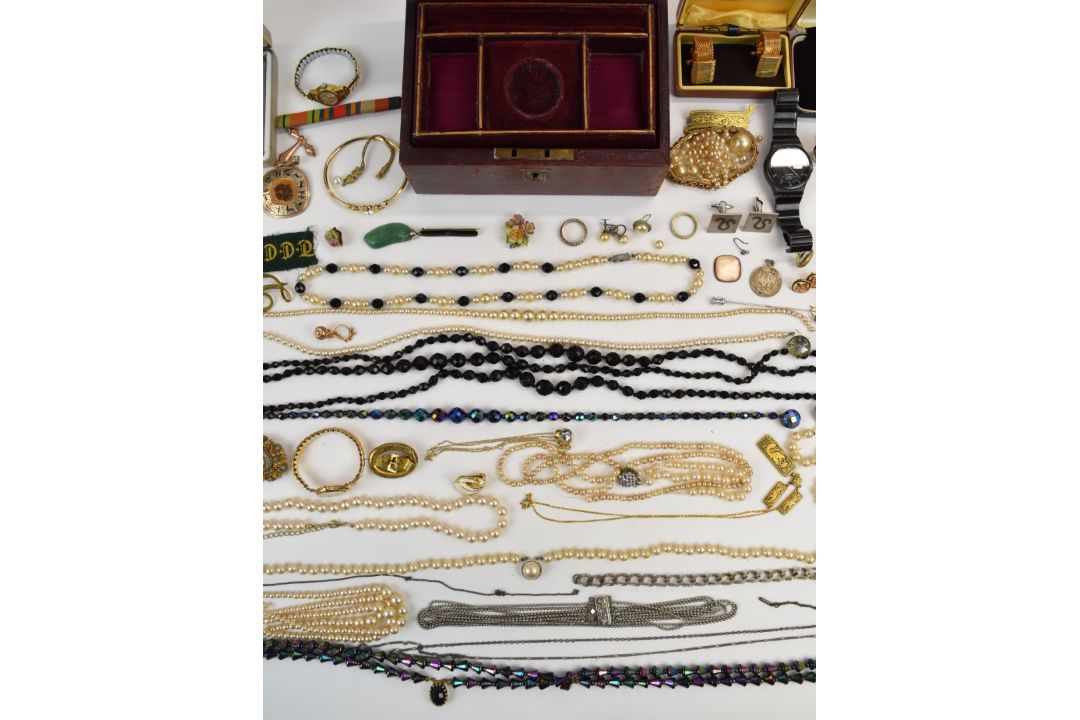 A collection of costume jewellery including brooches, beads, Toledo, Wedgwood brooch, 9ct gold and - Image 3 of 5