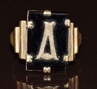 A 9ct gold ring set with onyx, 3.4g, size N