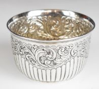 Victorian hallmarked silver sugar bowl with embossed and reeded decoration, London 1900, maker
