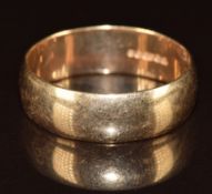 A 9ct gold wedding band / ring, 4.8g, size V