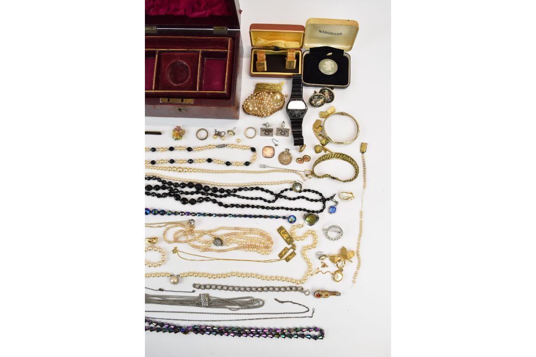 A collection of costume jewellery including brooches, beads, Toledo, Wedgwood brooch, 9ct gold and - Image 4 of 5