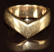 A 9ct gold 'V' shaped ring, 5.7g, size G