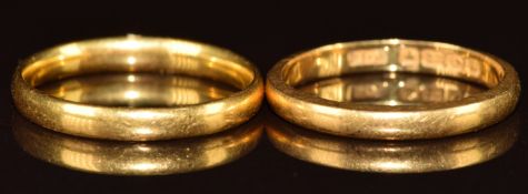 Two 22ct gold wedding bands / rings, 5.1g, size L (London 1930 & Birmingham 1935)