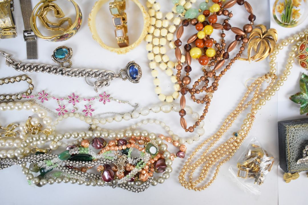 A collection of jewellery including vintage beads, bangles, watches and brooches including Sarah - Image 3 of 14