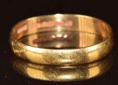 A 22ct gold wedding band / ring, 2.1g, size O