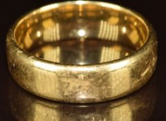 An 18ct gold wedding band / ring, 11.6g, size V