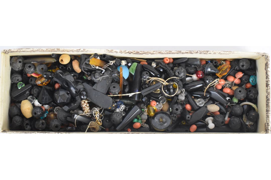 A collection of loose jet beads, French jet necklace, two cameo brooches, agate brooch, three - Image 6 of 6