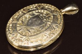Victorian locket with engraved decoration, 5.4 x 3.2cm