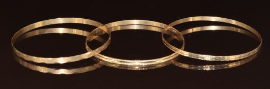 Three 9ct gold bangles with cut out decoration, 13.1g, 6.5cm