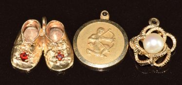 A 9ct gold pendant depicting Cupid, 9ct gold pendant set with a pearl and a 9ct gold charm in the