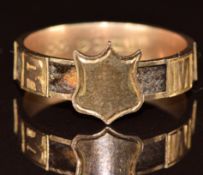Victorian 9ct gold mourning ring reading 'mother' set with hair, Chester 1900, 2g, size S