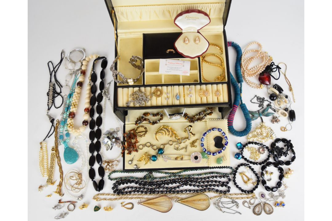 A collection of jewellery including vintage earrings, silver earrings, two silver rings, and a - Image 2 of 2