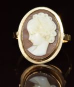 A 9ct gold ring set with a cameo 2.9g, size L