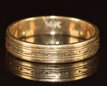 A 14ct gold wedding band / ring, 2.6g, size L