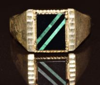 A 9ct gold ring set with onyx and malachite, 3.4g, size S
