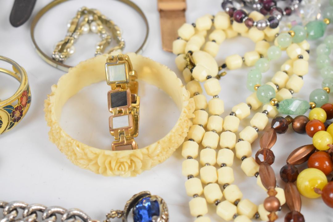 A collection of jewellery including vintage beads, bangles, watches and brooches including Sarah - Image 13 of 14