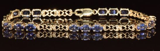 A 9k gold bracelet set with fifteen oval cut tanzanites, 8.8g