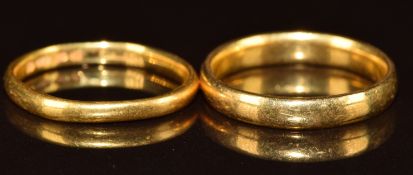 Two 22ct gold wedding bands / rings, 5.8g, size J & L