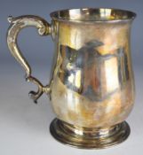 Georgian hallmarked silver pint tankard of baluster form with scroll handle, London 1753, maker