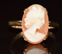 A 9ct gold ring set with a cameo, 2.4g, size I/J