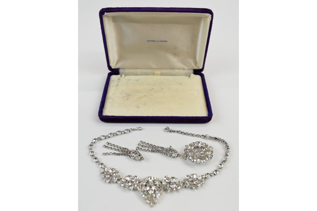 A necklace and brooch set with paste by Sherman with similar paste earrings, in Eaton's of Canada - Image 1 of 2