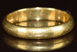 An 18ct gold wedding band / ring, 5.5g, size T