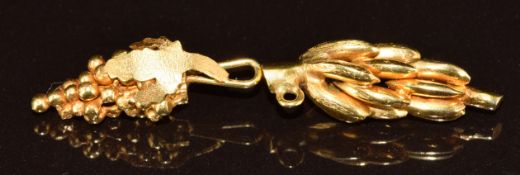 Two 18k gold charms including a bunch of grapes and a bunch of bananas, 5.5g
