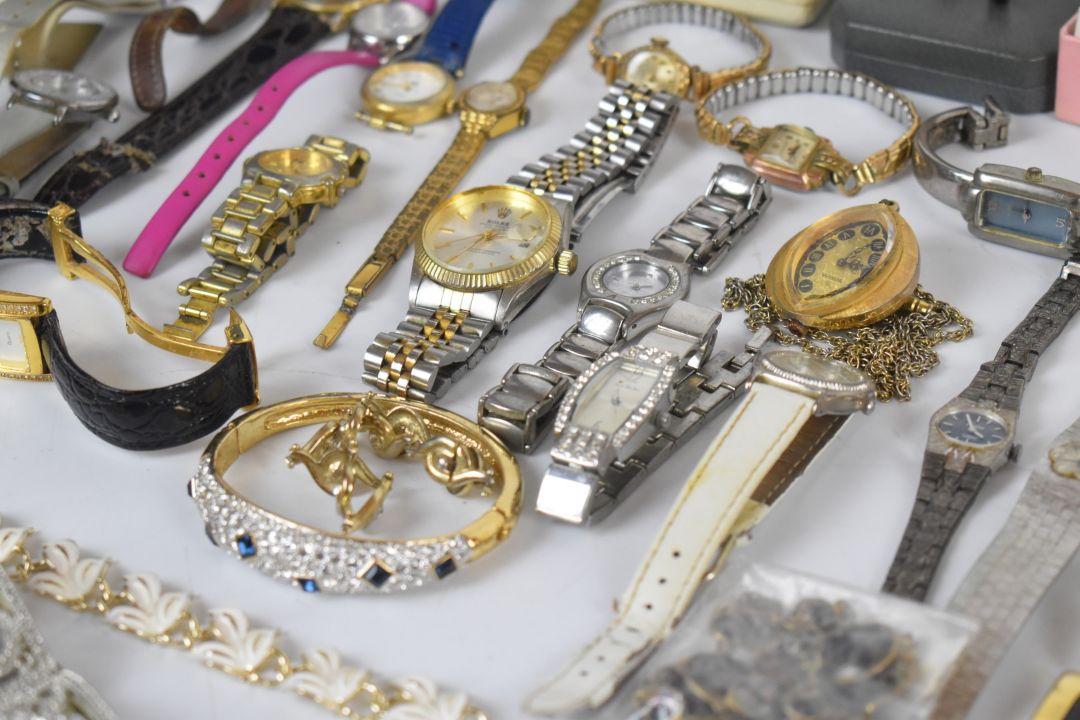 A collection of jewellery including vintage beads, bangles, watches and brooches including Sarah - Image 11 of 14