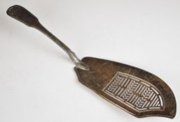 Georgian hallmarked silver fiddle thread and shell pattern fish serving slice, London 1810, maker